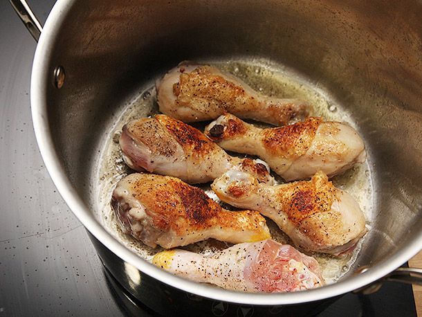 将调味过的鸡腿在高汤锅中油煎熟。