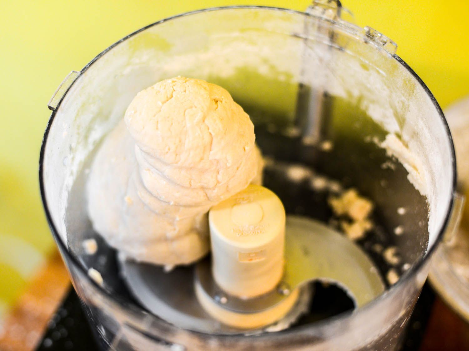 面粉玉米饼面团形成在食品加工机。