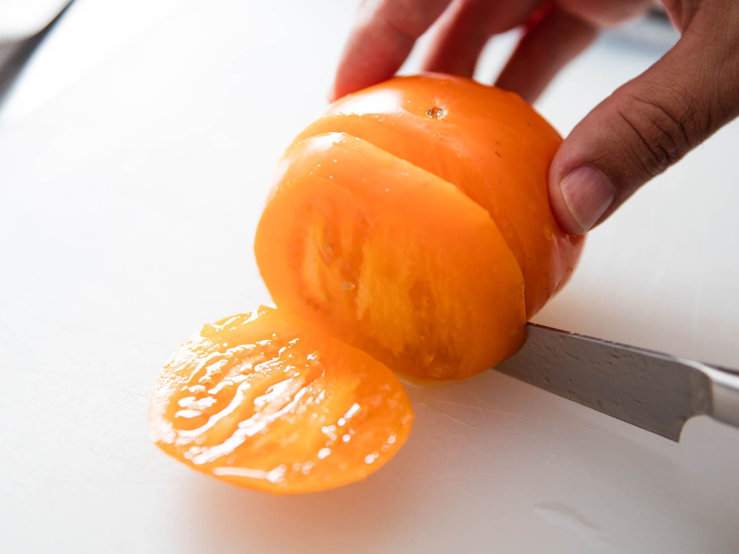 在砧板上切成薄片的成熟的黄色番茄gydF4y2Ba