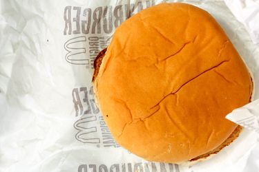 20150424-12-year-old-mcdonalds-burger-kenji-redo-7.jpg