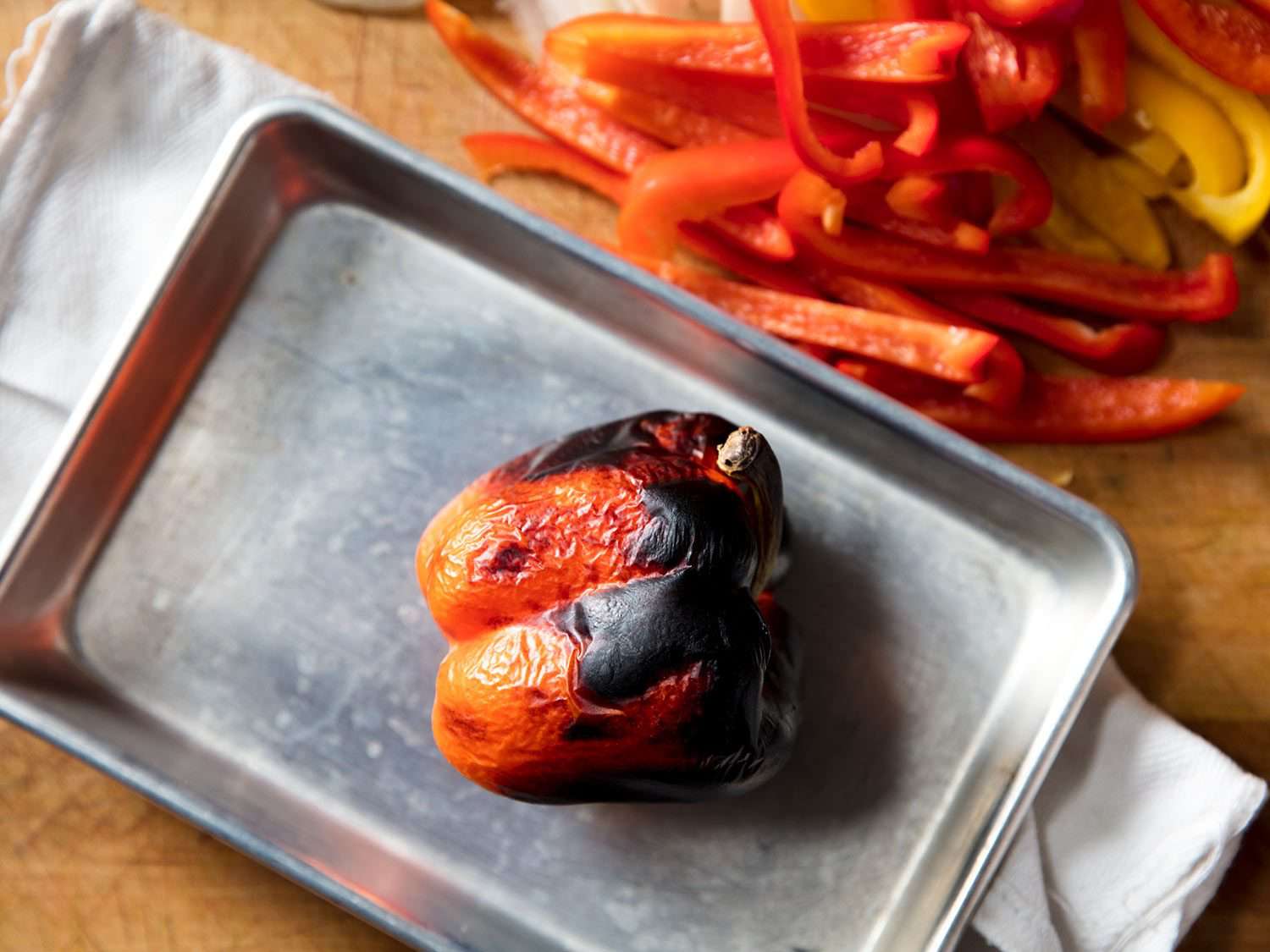 一个八层的平底锅，上面放着烤红甜椒