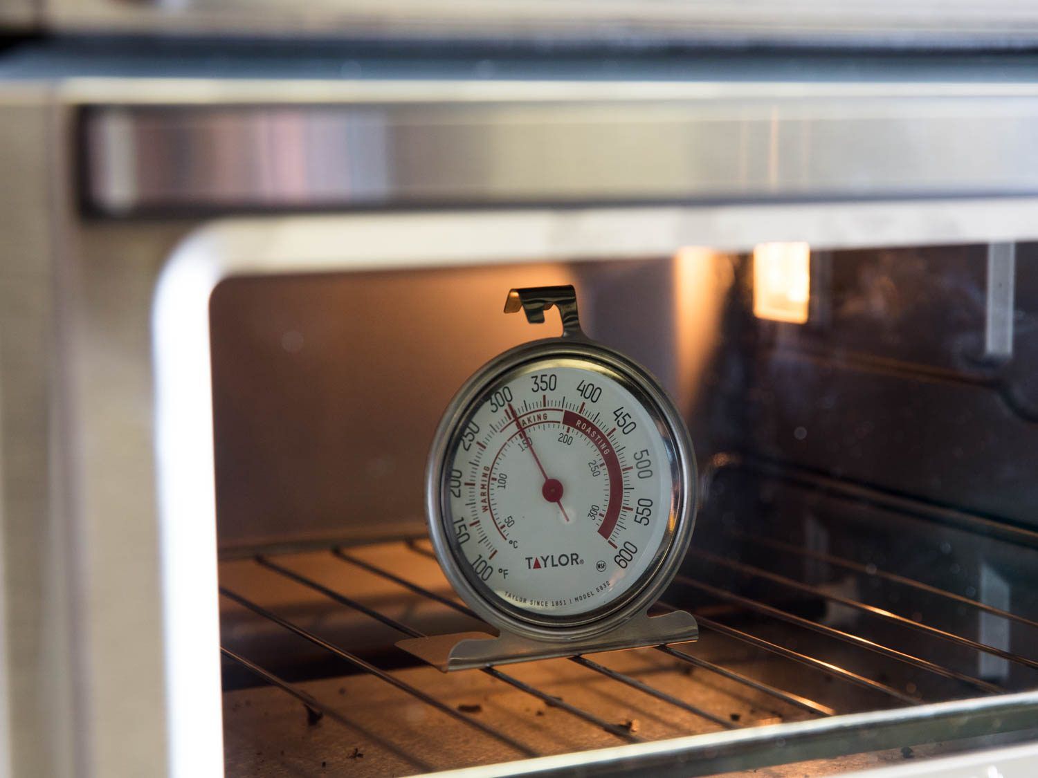 烤箱温度计对于确保你的烤箱符合温度是必不可少的