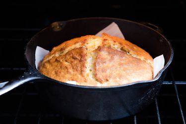 爱尔兰苏打面包放在羊皮纸内衬的铸铁煎锅里，放在烤箱里。