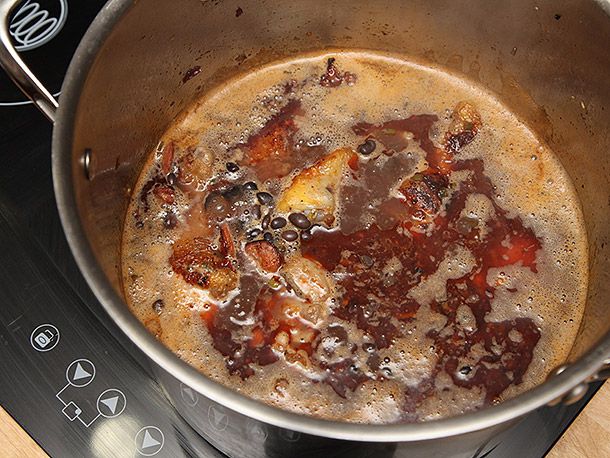 在高汤锅中加入烹饪液和干黑豆，小火煮黑豆汤。