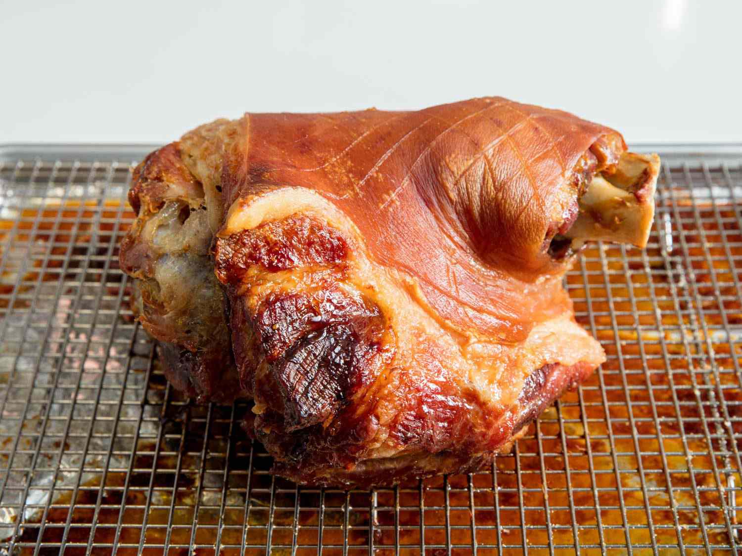慢烤猪肩肉，准备在高温下完成。