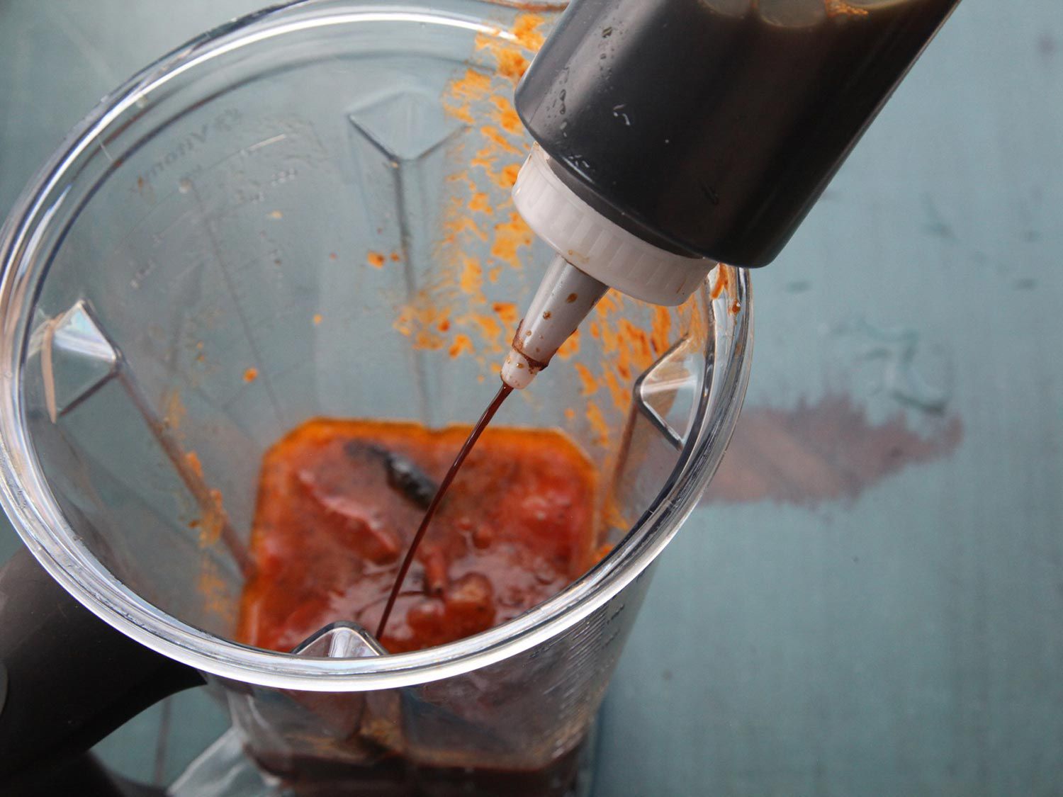 将酱油加入到含有酱泥的搅拌机中。