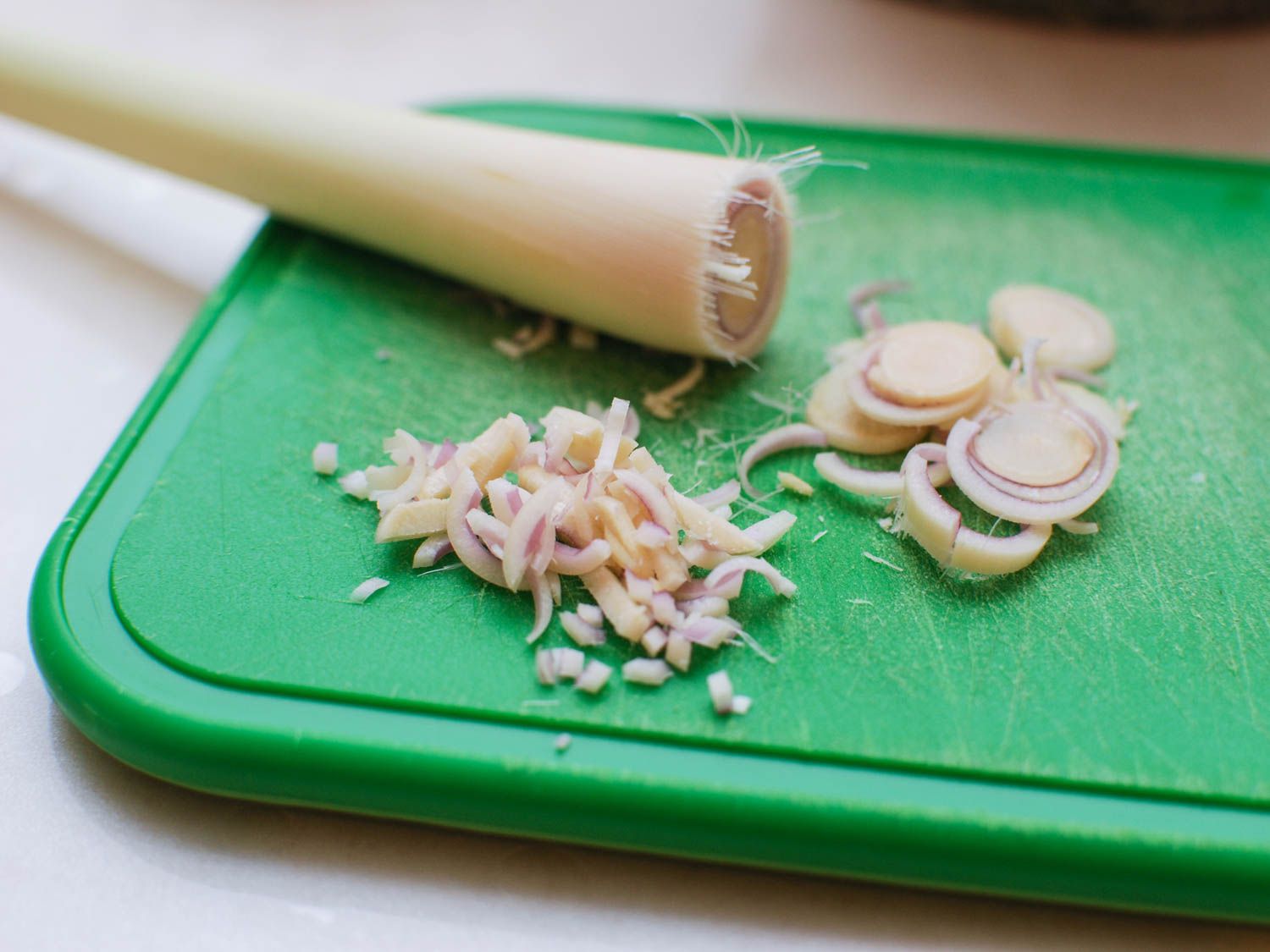 将柠檬草切片，切碎，放在砧板上。