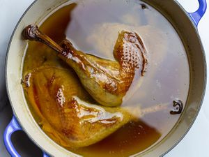 koji -腌火鸡腿和油锅。