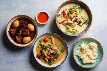 俯视三道泰国汤，米饭和蘸酱