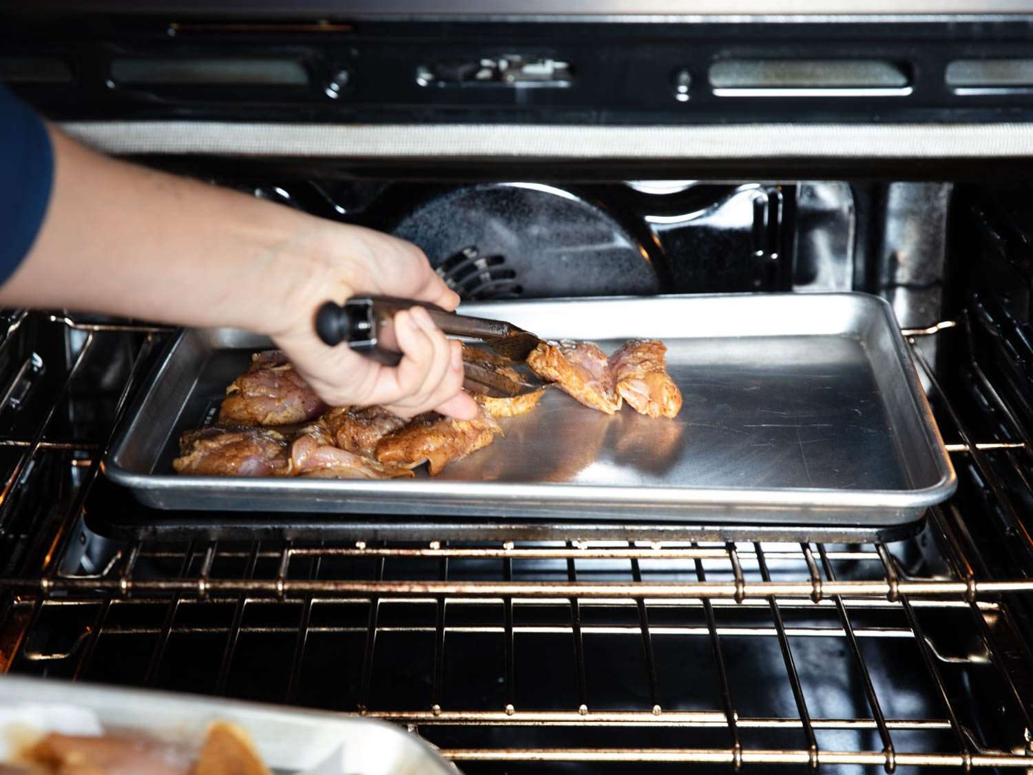 将腌制好的鸡肉放在烤炉下的烤盘上